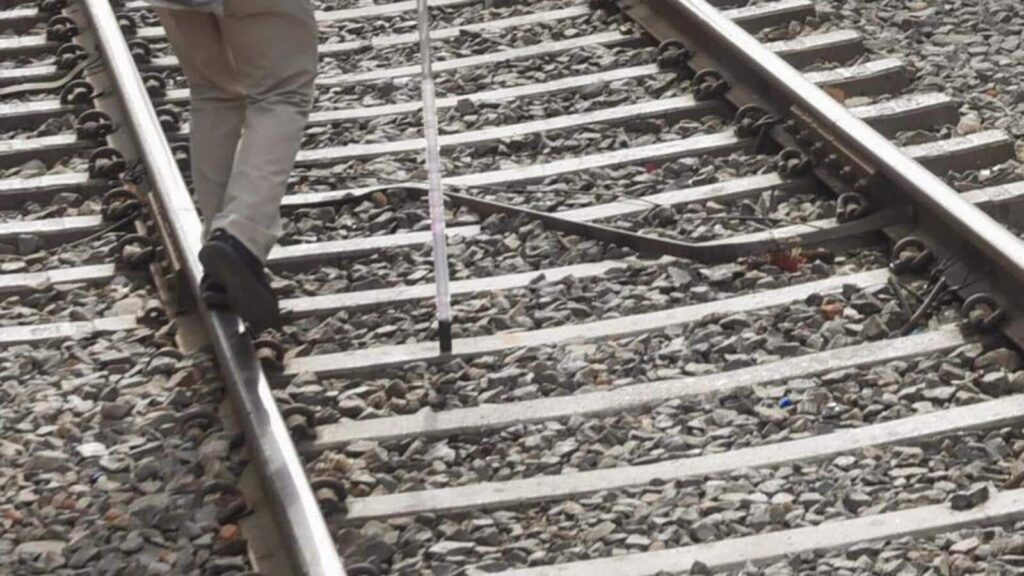 Bengal woman, 25, her teen sister and daughter found dead on railway track | Kolkata