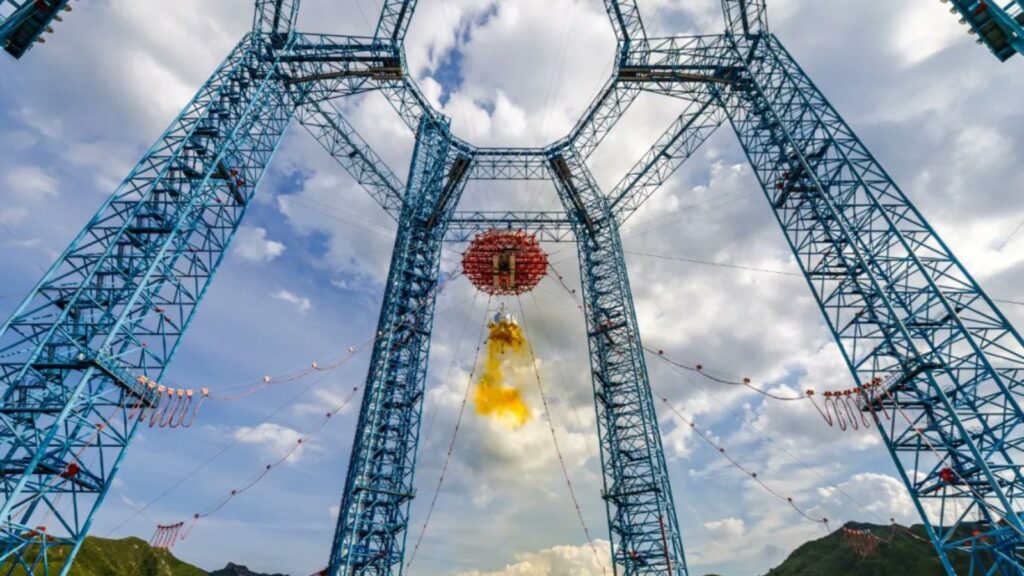 Its two-part design allows it to transport two astronauts, a lunar rover, and other research payloads between lunar orbit and the Moon’s surface. (Image: X/China science)