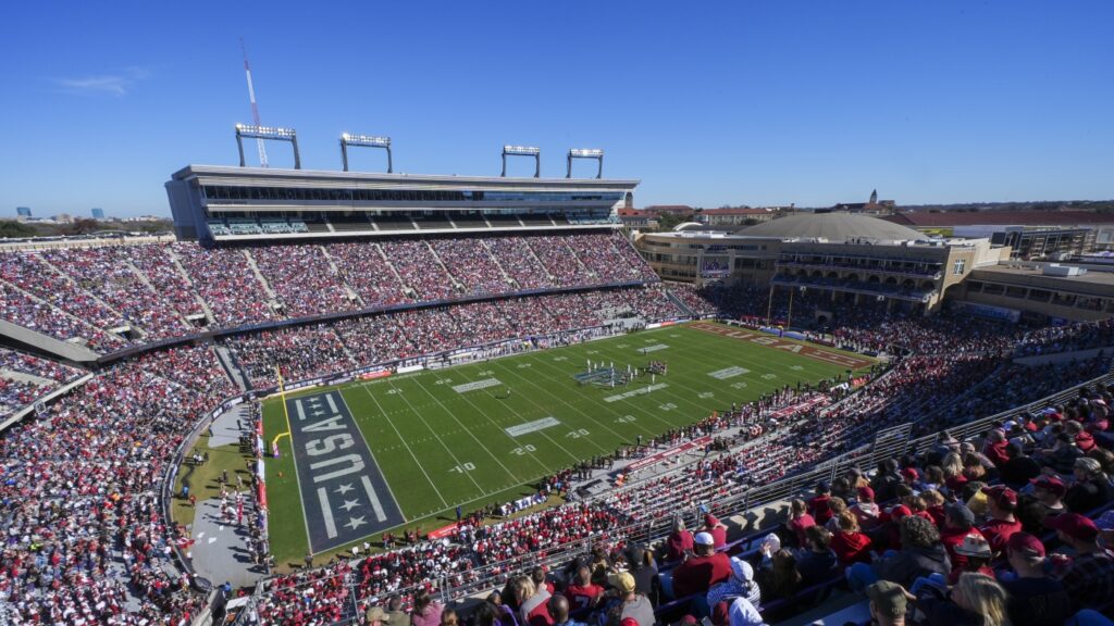 College football season kicks off. Here's a preview : NPR