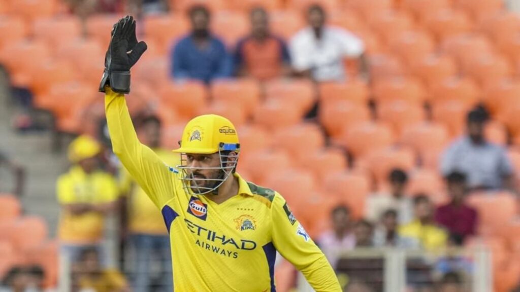 'Knees me jo dard hota hai uska kaun...': MS Dhoni responds to fan's ‘you have to play in IPL 2026’ request