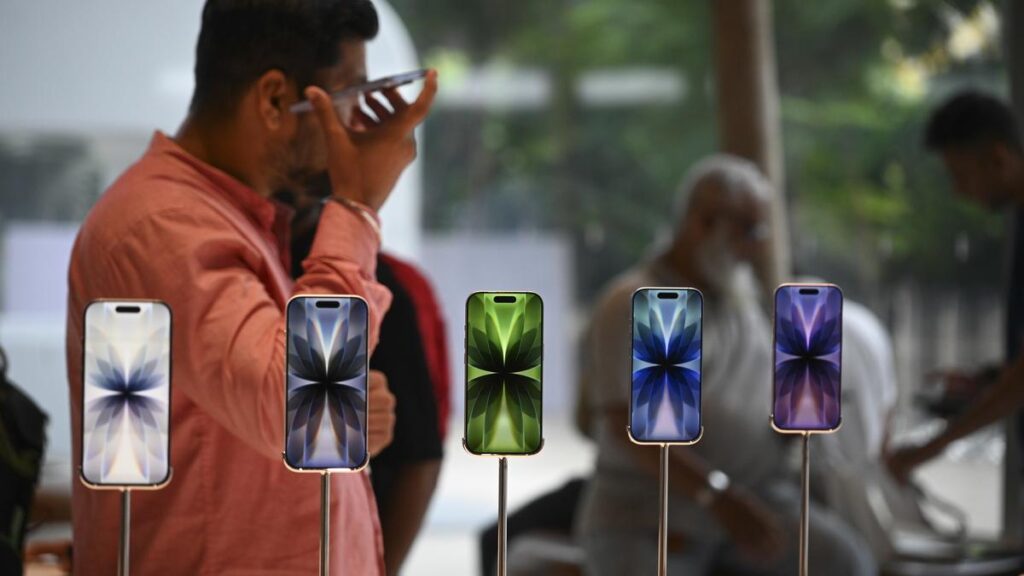 Apple breaks into top five smartphone brands in India, Vivo continues to lead Apple breaks into top five smartphone brands in India, Vivo continues to lead