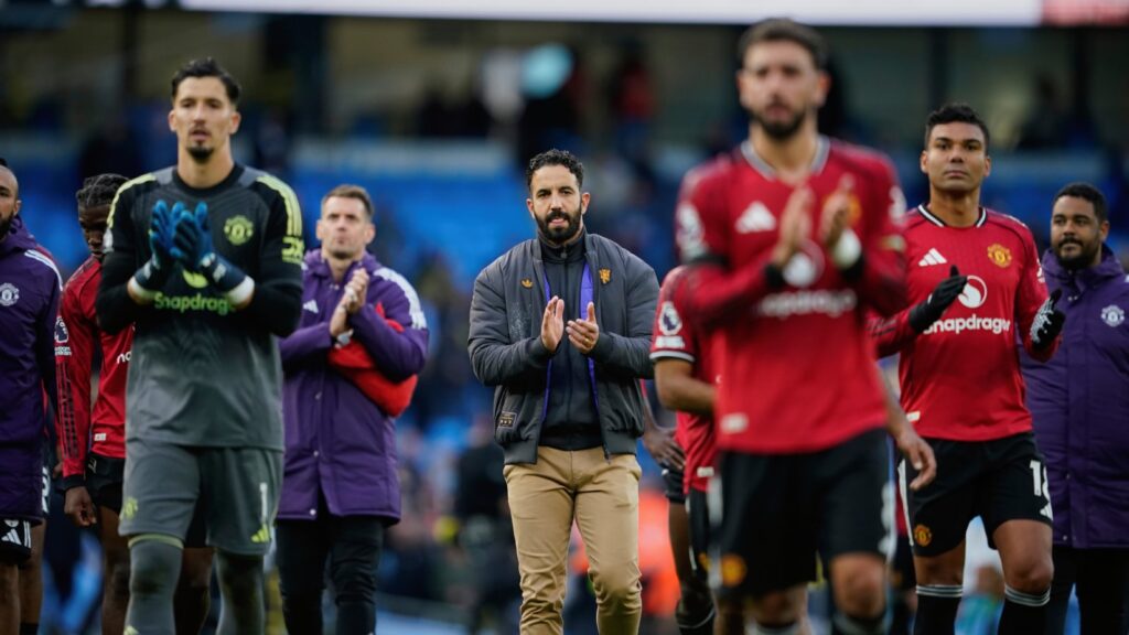 Defiant Man Utd boss Amorim refuses to abandon system Manchester United's head coach Ruben Amorim with his players during Premier League. (Photo: AP)