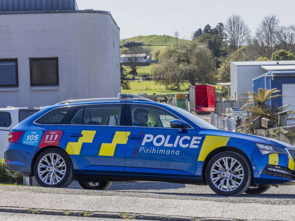 Fugitive New Zealand father Tom Phillips killed by police, authorities say | Crime News