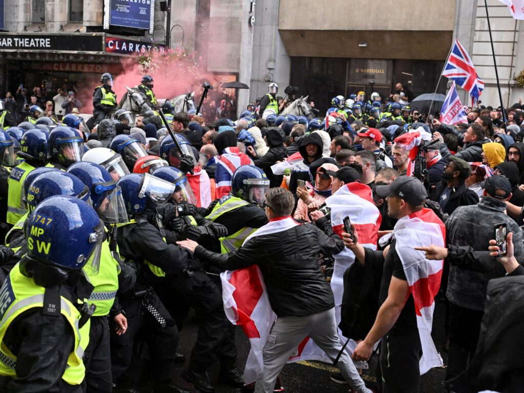 Starmer says UK will ‘never surrender’ flag to far-right protesters | Protests News Starmer says UK will ‘never surrender’ flag to far-right protesters | Protests News