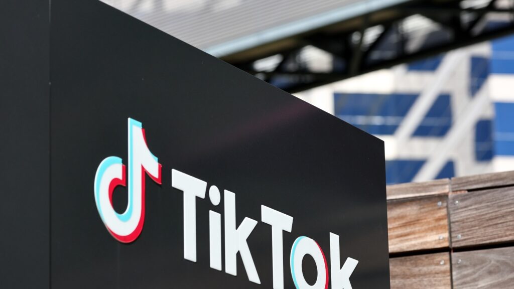 Trump advances TikTok deal with new executive order : NPR Trump advances TikTok deal with new executive order : NPR