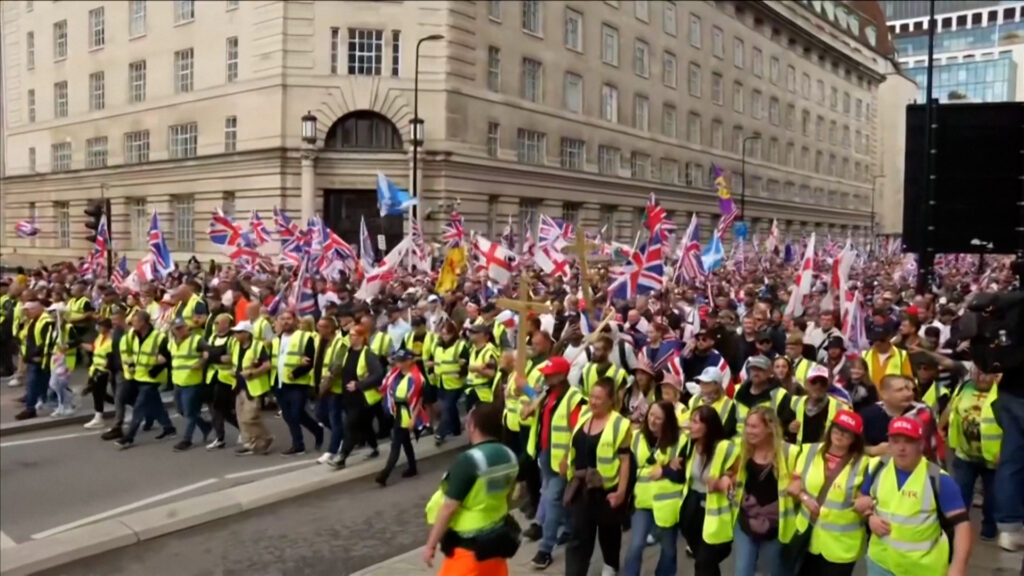 Video: Tens of thousands march in rival London protests over immigration | Protests