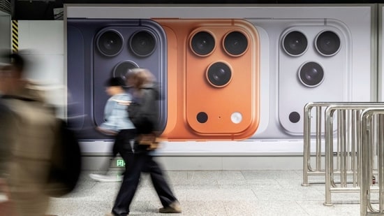 Apple market cap tops $4 trillion for first time as iPhone 17 gains offset AI pain| Business News Cricket in L1