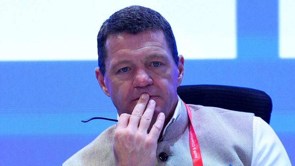 Foreign carriers ‘poaching’ Indian pilots would be disturbing: Elbers