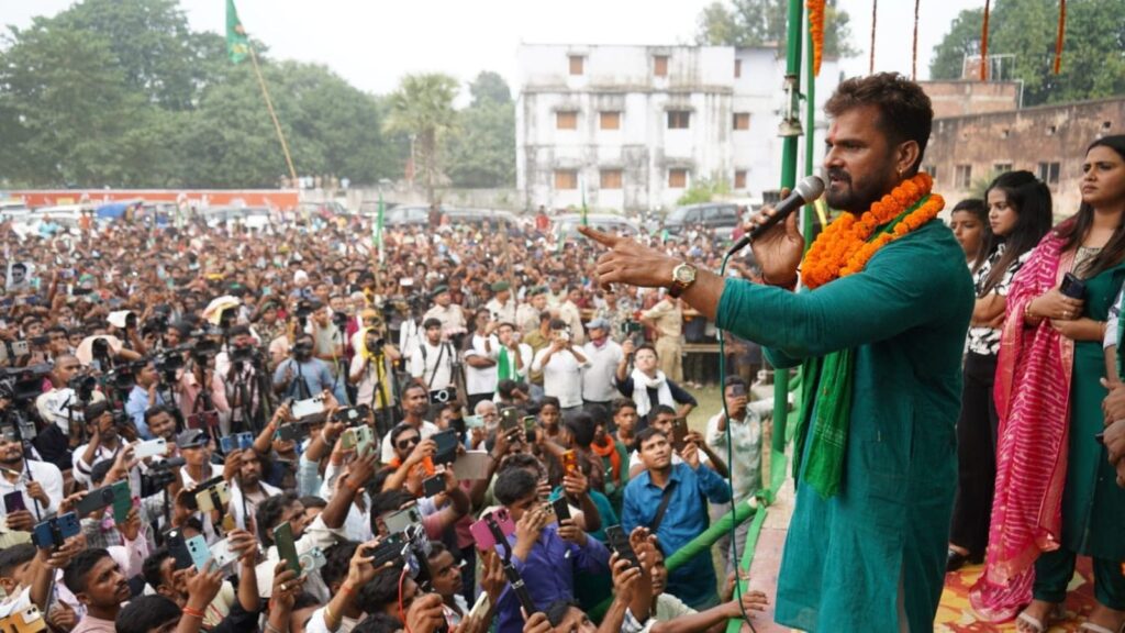 RJD candidate Shatrughan Yadav, popularly known as Khesari Lal Yadav, a Bhojpuri film star and singer, holding a roadshow. (Image: @officialkhesarilalyadav/Facebook)