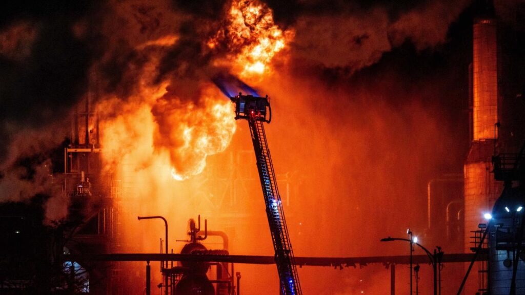Massive fire erupts at Chevron refinery near Los Angeles Massive fire erupts at Chevron refinery near Los Angeles