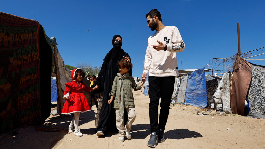 Palestinian prisoner reunites with family he was told were dead | Newsfeed Palestinian prisoner reunites with family he was told were dead | Newsfeed