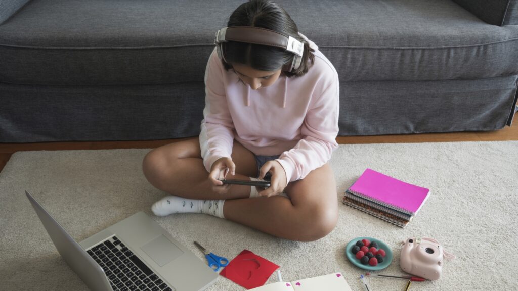 Social media use linked to lower reading, memory scores in preteens : Shots
