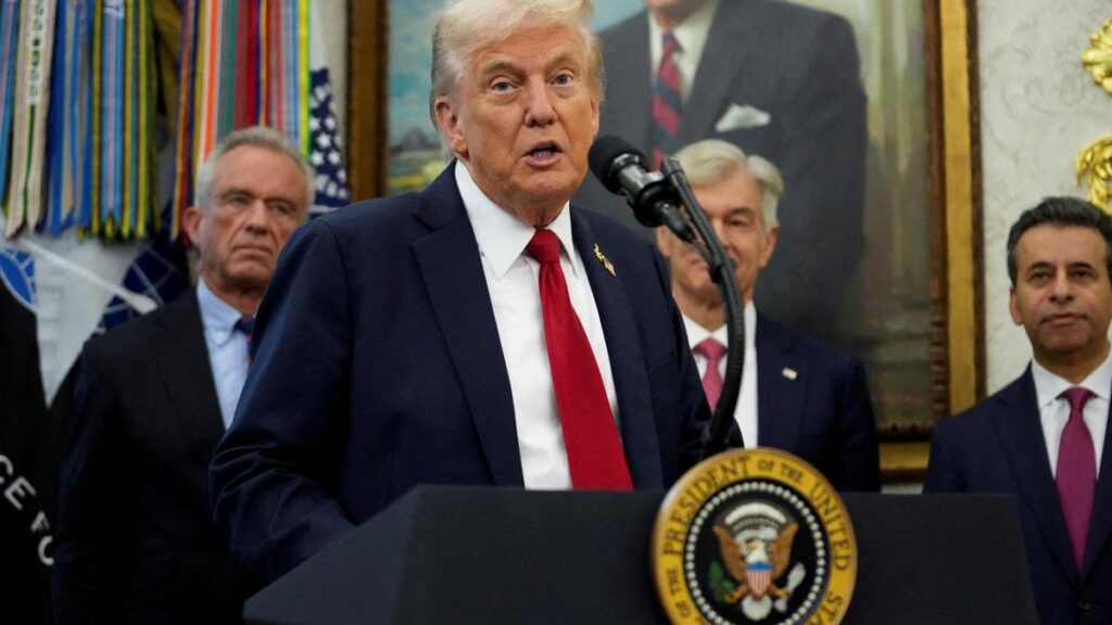 Trump pauses $2.1 billion for Chicago infrastructure projects, leveraging shutdown to pressure Democrats Trump pauses $2.1 billion for Chicago infrastructure projects, leveraging shutdown to pressure Democrats