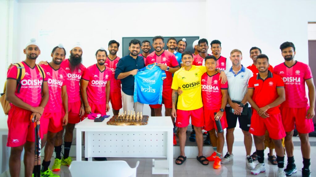 Why Indian Hockey Team got a chess masterclass from American Gambits co-owner Prachura P Padakannaya | Hockey News Indian hockey team with American Gambits co-owner Prachura P Padakannaya after the master class session at the Sports Authority of India (SAI) campus in Bengaluru on Friday. (PHOTO: Hockey India)